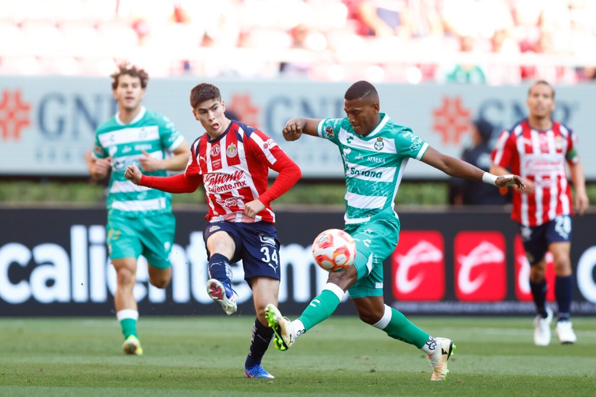 Chivas golea 3-0 a Santos Laguna y se afianza en la cima del Clausura 2026
