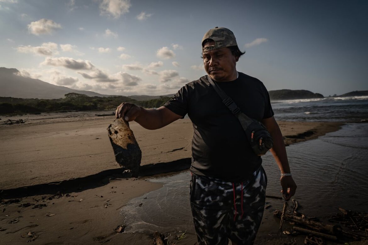 Ordena Sheinbaum investigación penal por derrame de petróleo en el Golfo de México