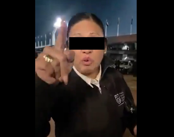 Investigan a mujer con chamarra de Fiscalía por agredir y discriminar a policía auxiliar en el Estadio CU