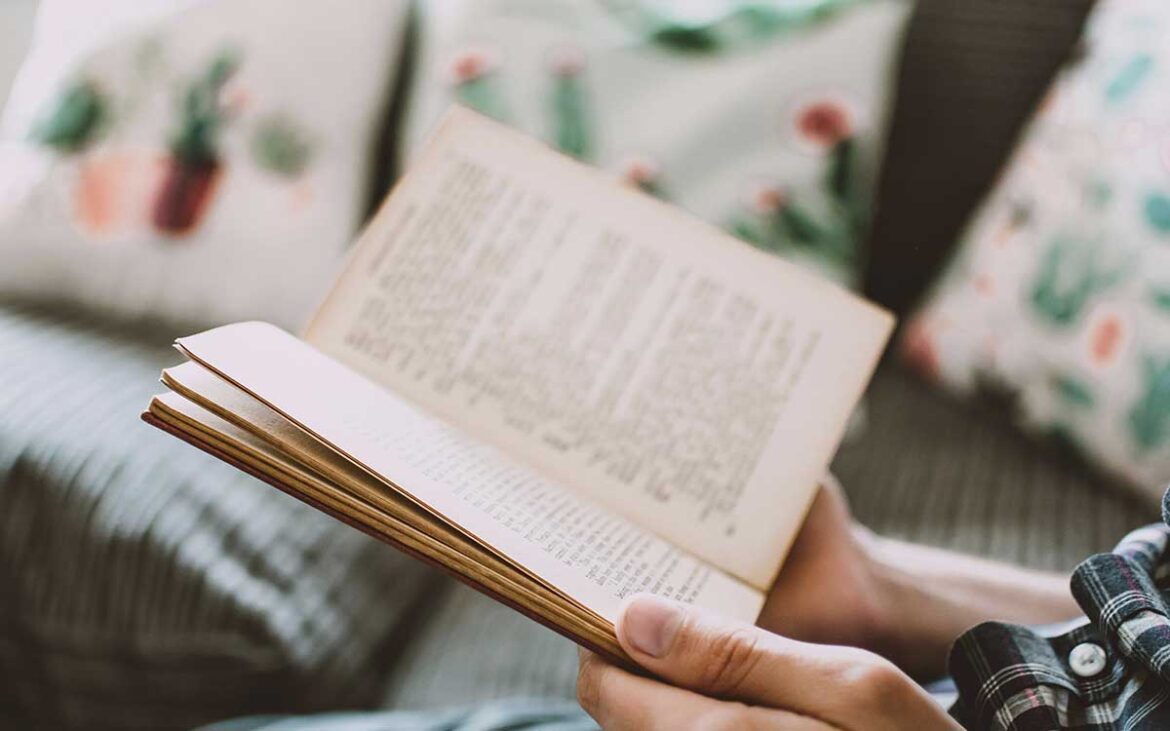 Élmer Mendoza reflexiona sobre su legado literario en medio de homenajes y analizan crisis de lenguas indígenas