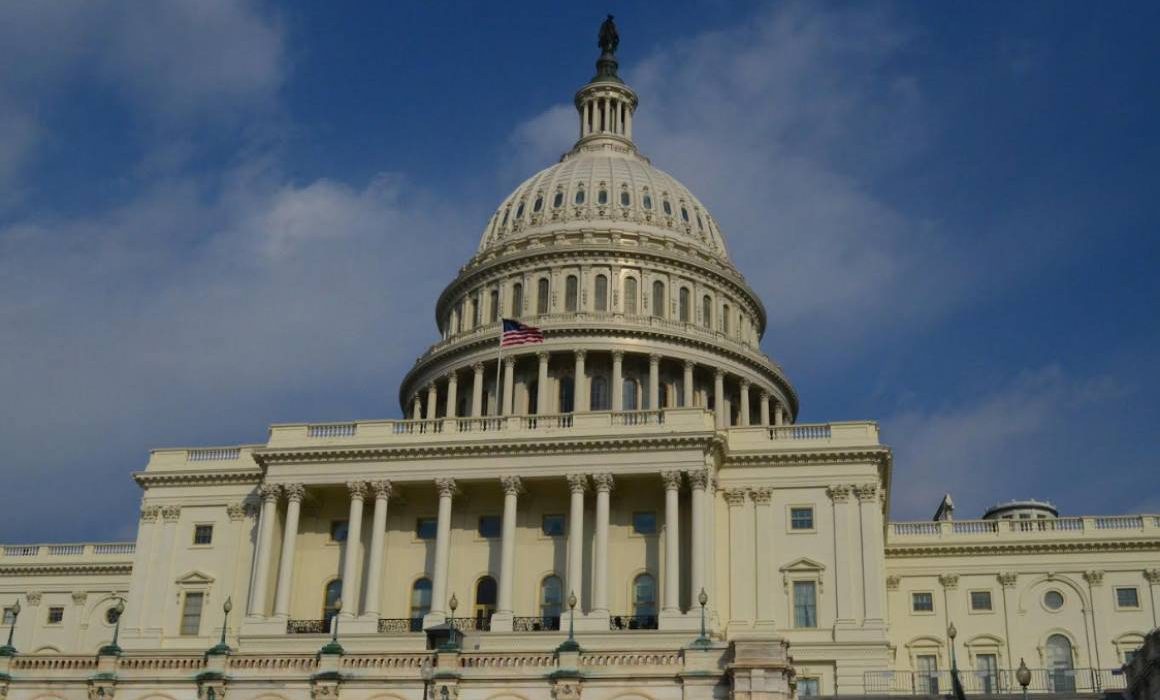 Senado de EU acuerda financiamiento parcial del DHS y Mullin asume como secretario