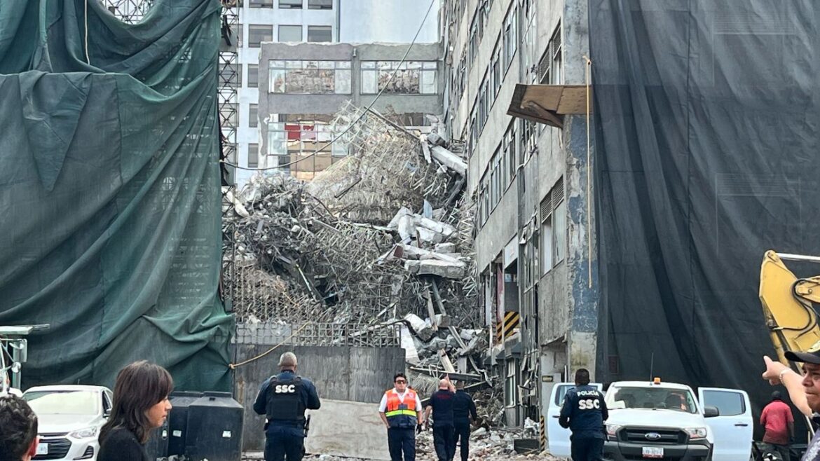 Colapsa edificio en demolición en San Antonio Abad; hay un muerto y un lesionado