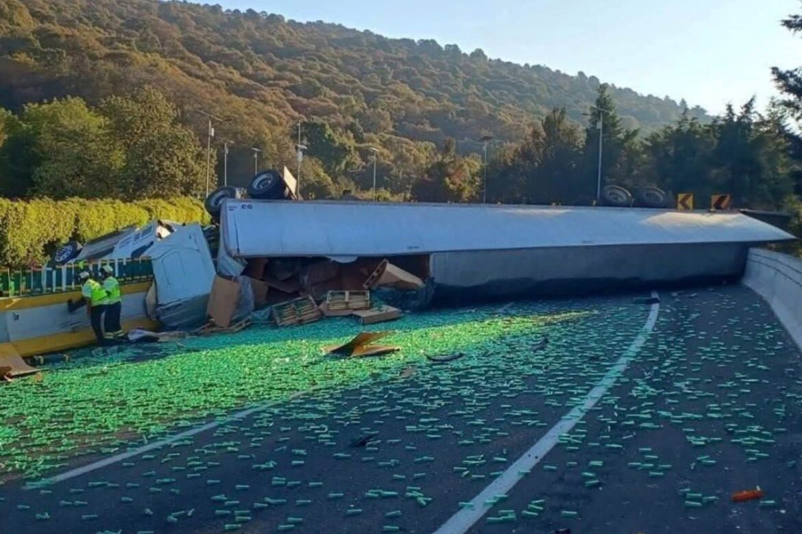 Volcadura de tráiler en La Pera deja un muerto y cierra la autopista México-Cuernavaca