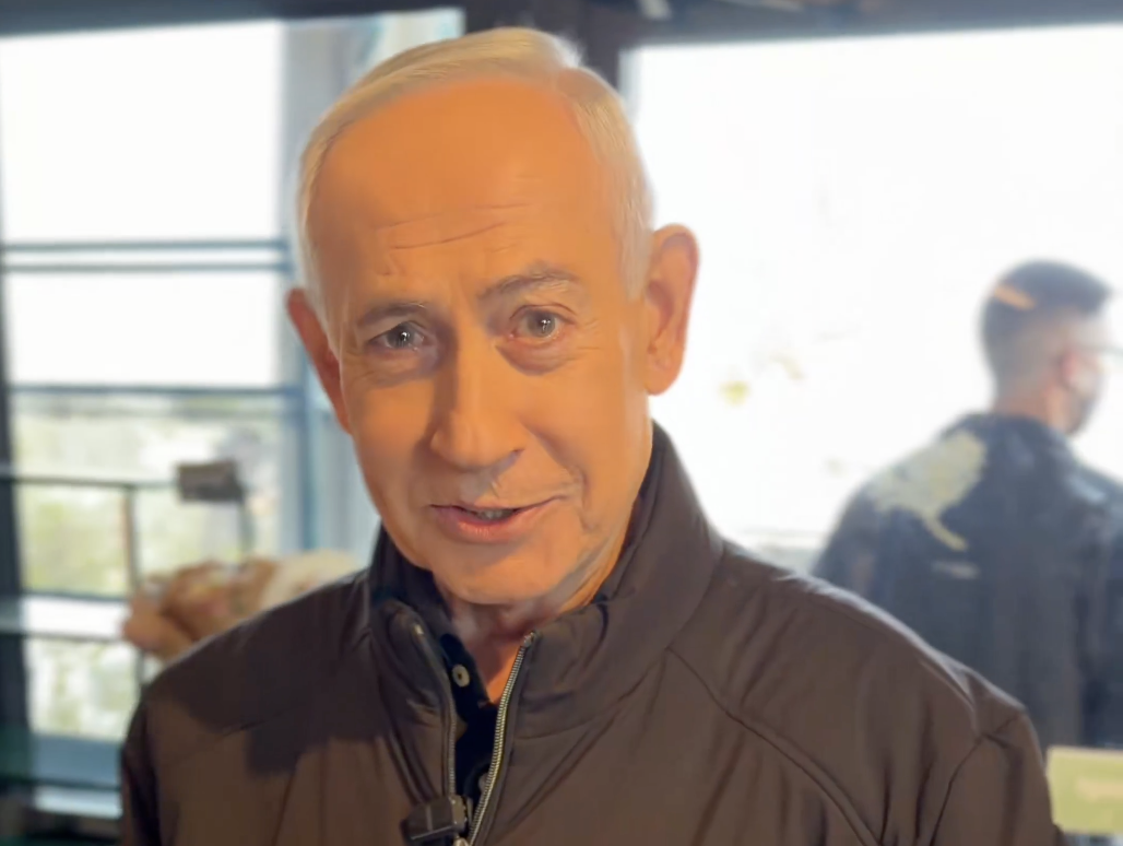Netanyahu desmiente con video en cafetería rumores sobre su muerte y uso de inteligencia artificial