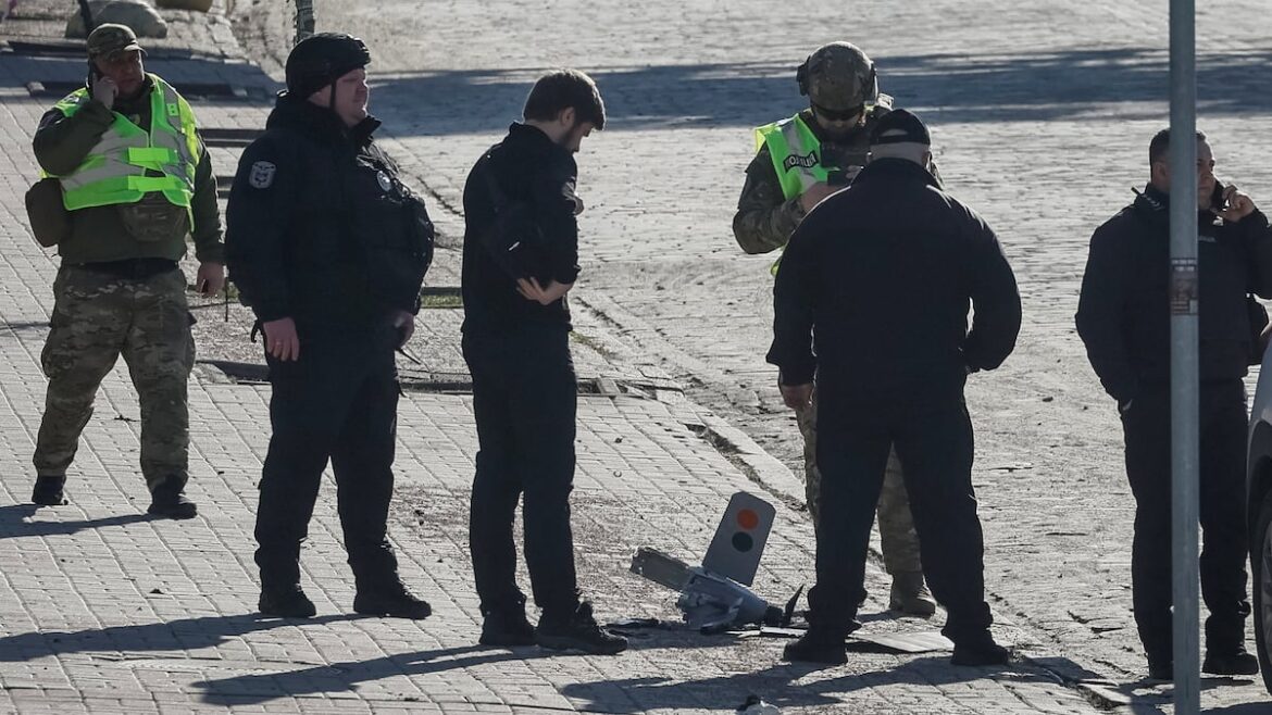 Rusia ataca Kiev con drones en inusual asalto diurno que impacta plaza central