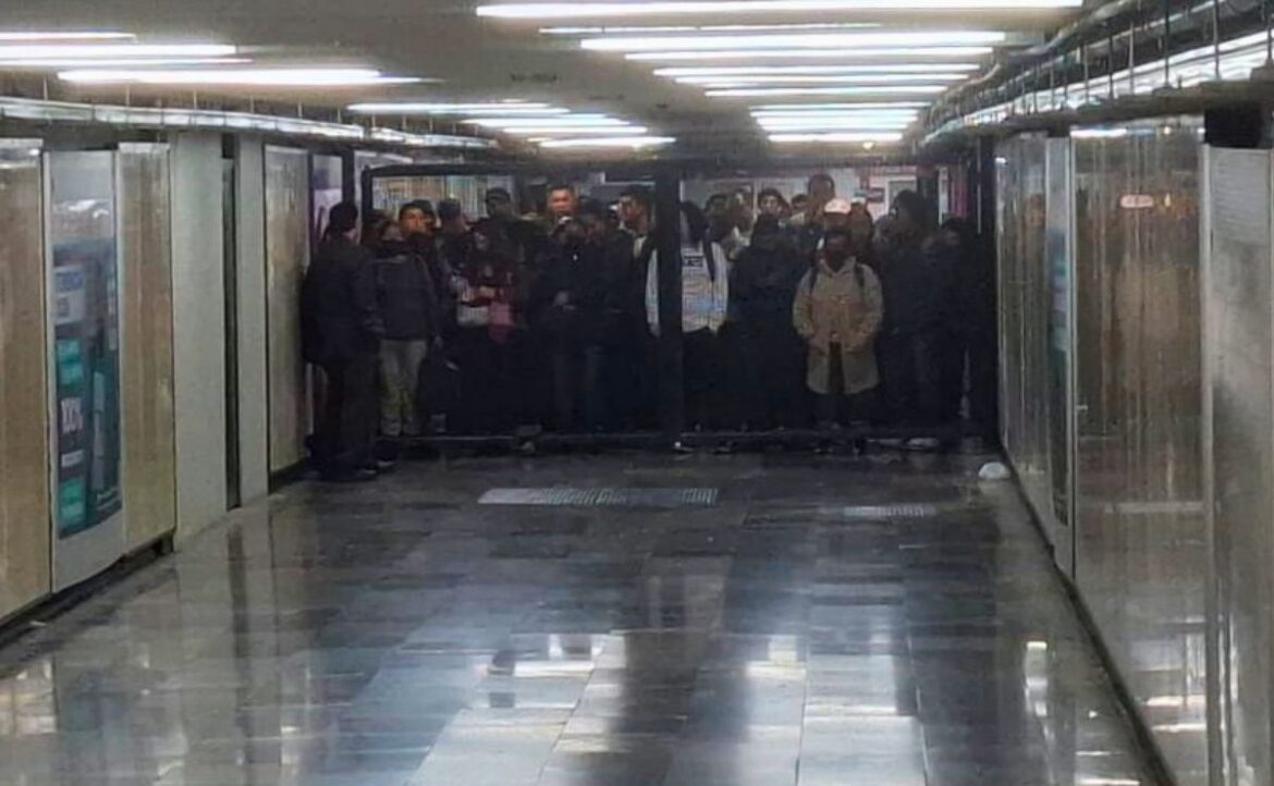 Choque de Metrobús y volcadura de tráiler dejan lesionados en la CDMX