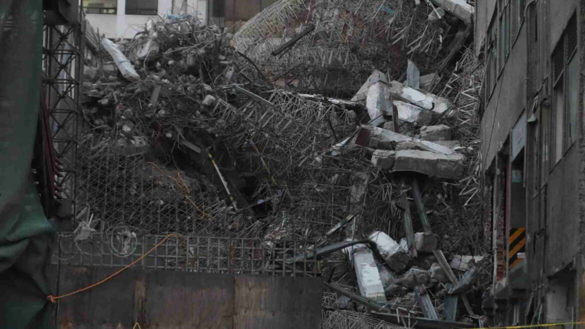 Colapsa edificio en demolición en San Antonio Abad; tres trabajadores pierden la vida