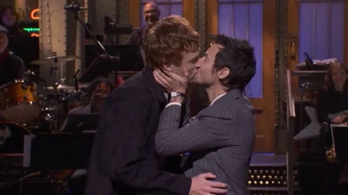 Harry Styles responde a críticas de ‘queerbaiting’ en monólogo de Saturday Night Live
