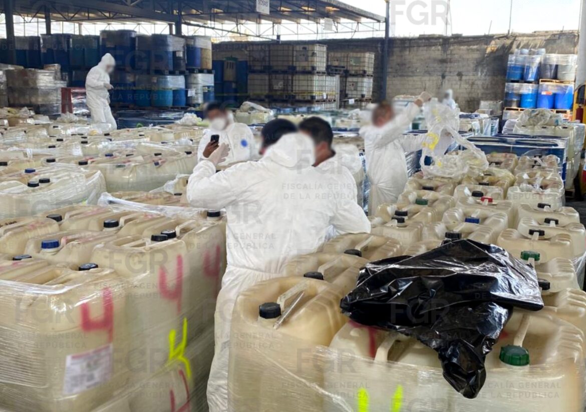FGR incinera 33 toneladas y 88 mil litros de precursores químicos asegurados en Sinaloa