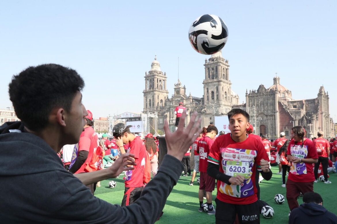 CDMX establece Récord Guinness con la clase de fútbol más grande del mundo en el Zócalo