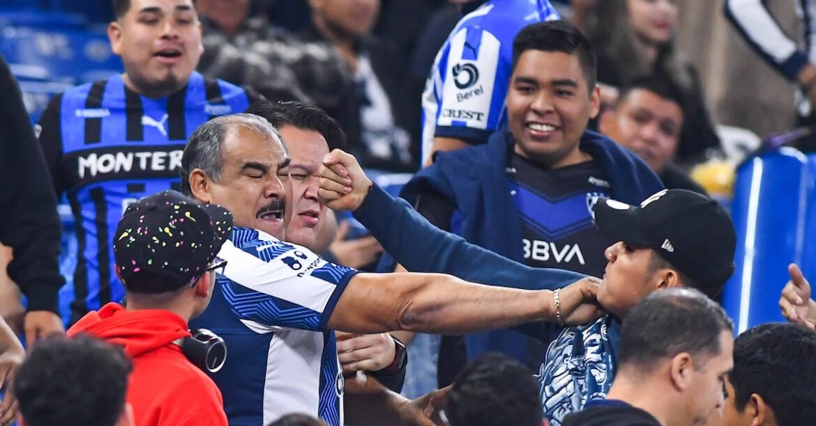 Violencia y polémica arbitral empañan jornada de fútbol en México; 14 detenidos tras riña en Monterrey