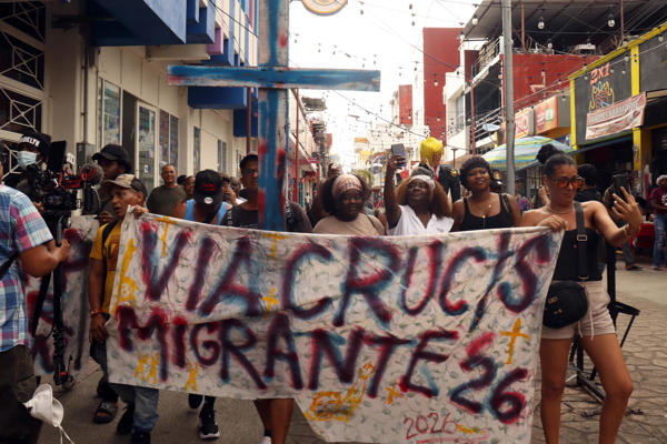 Migrantes realizan ‘Viacrucis’ en Tapachula y México exige esclarecer muerte de connacional en EE.UU.
