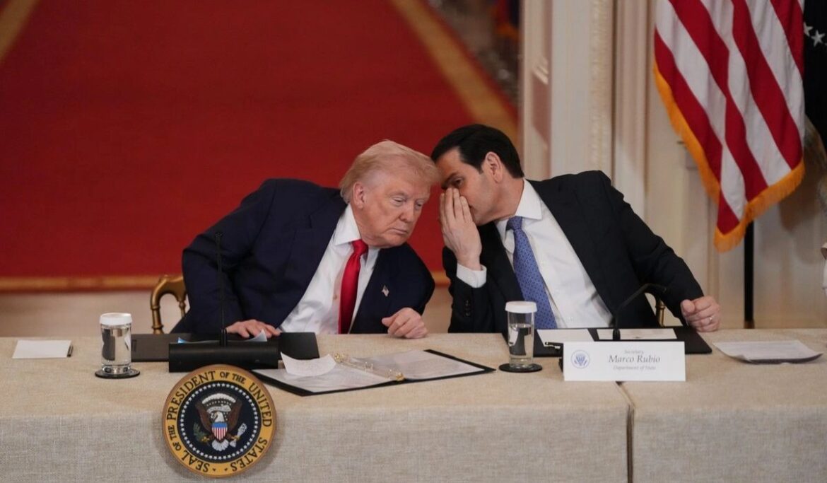 Trump impone aranceles a medicamentos, moviliza embajadas contra propaganda y respalda a Panamá