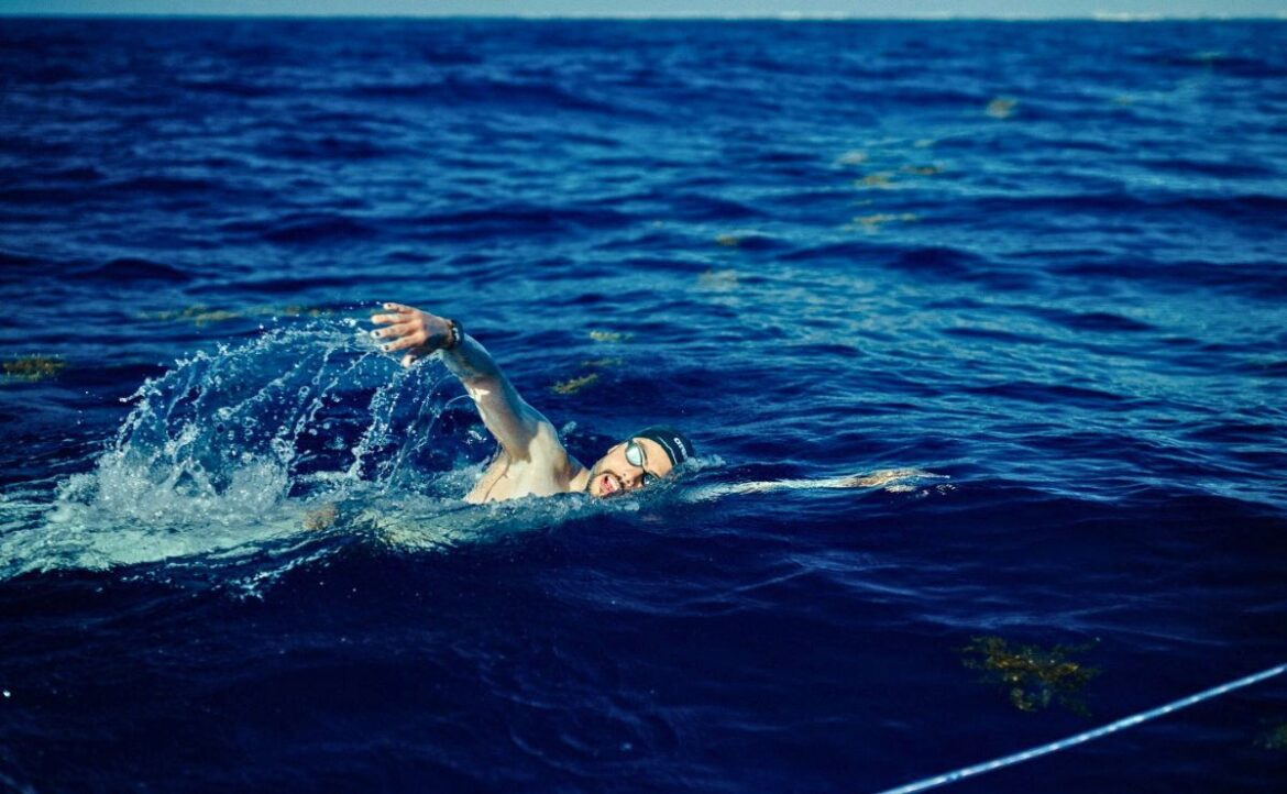 David Olvera establece nuevo récord nacional de nado en mar abierto de 85 km