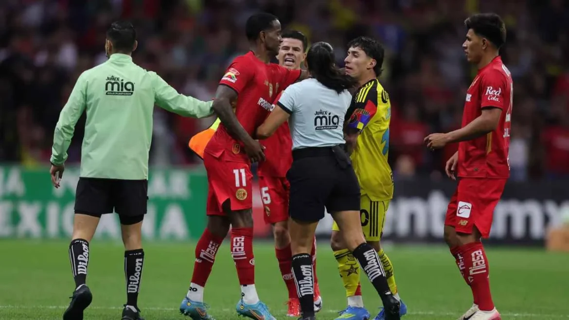 Leyendas de México vencen 4-2 a Brasil en la reapertura del Estadio Banorte