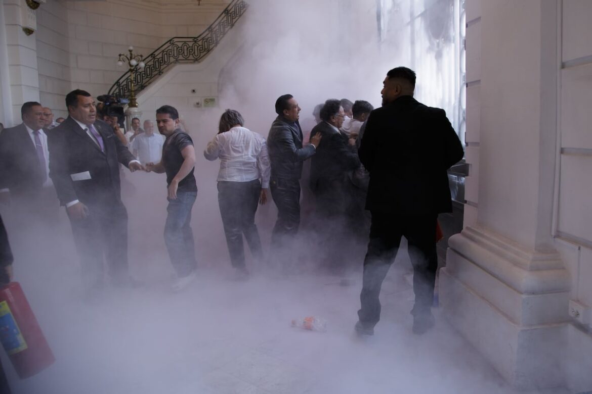 Suspenden sesión en Congreso de la CDMX tras intento de irrupción de la Asamblea de Barrios