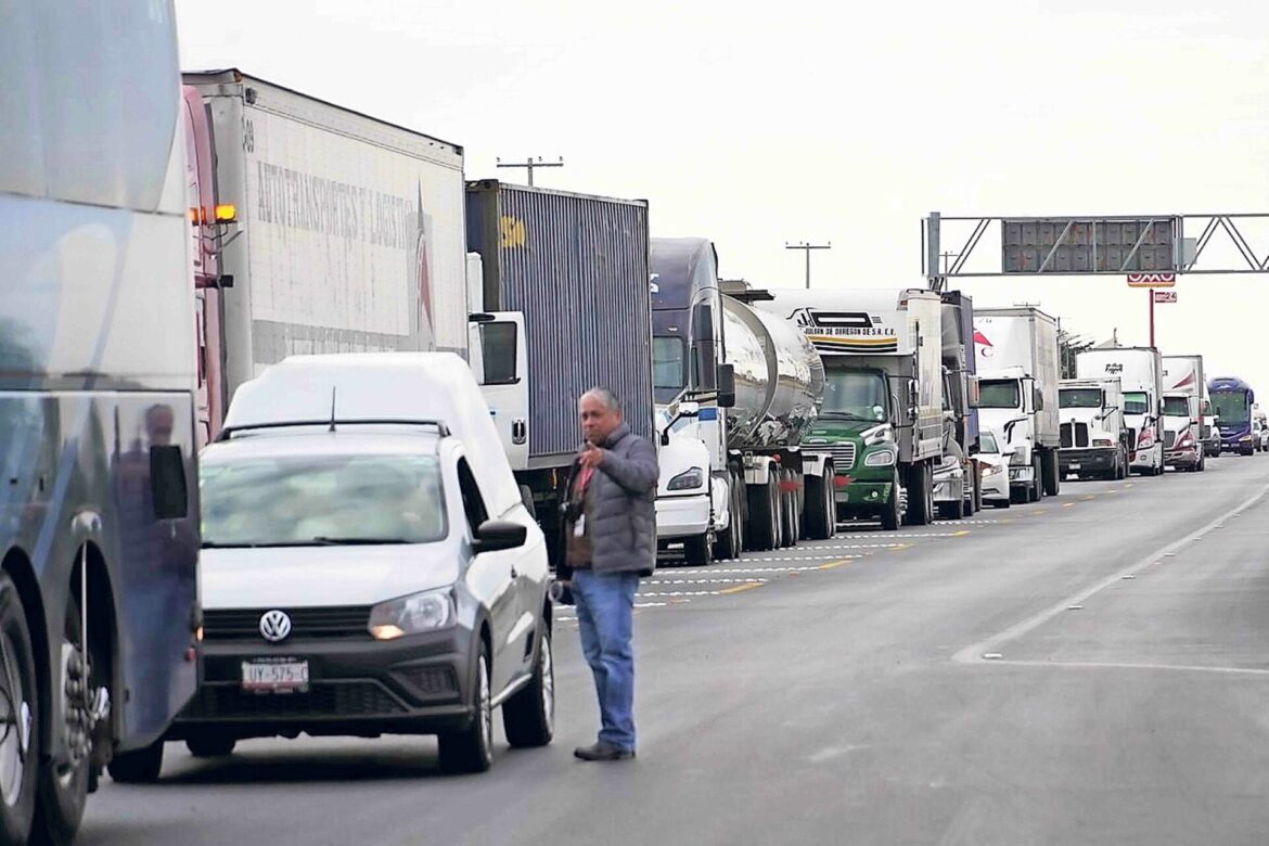 Transportistas y agricultores bloquean carreteras en 17 estados; denuncian agresiones en Tlaxcala