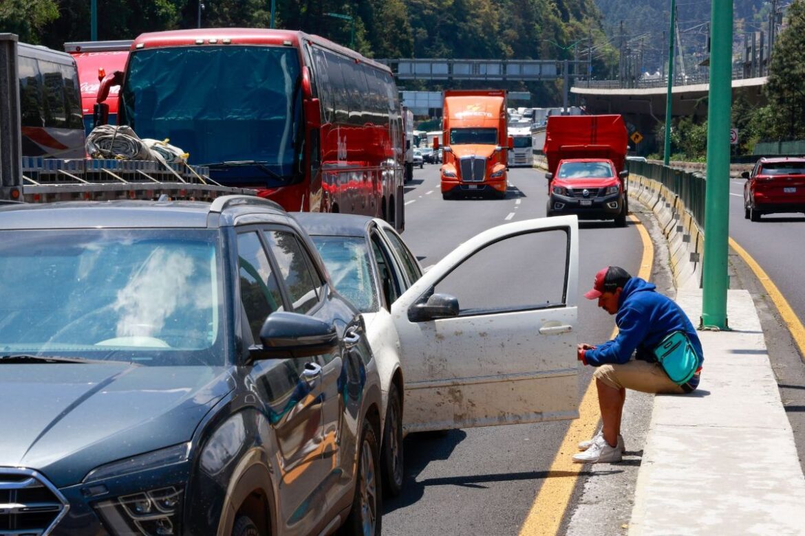 Transportistas y agricultores bloquean carreteras en al menos 12 estados por seguridad y precios justos