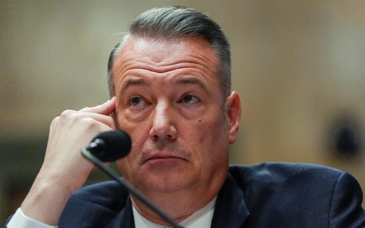 Renuncia director interino del ICE en medio de récord de muertes bajo custodia y deportaciones