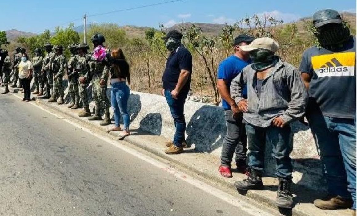 Pobladores de Petatlán bloquean carretera y retienen a ocho marinos por presunta agresión