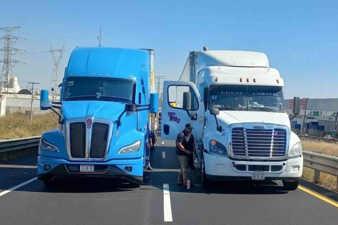 Reportan bloqueos en siete estados por paro de transportistas y campesinos; Sheinbaum llama al diálogo