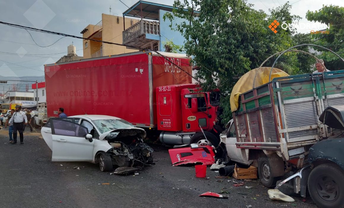 Camión de carga sin frenos embiste a 10 vehículos en Acapulco; conductor huye