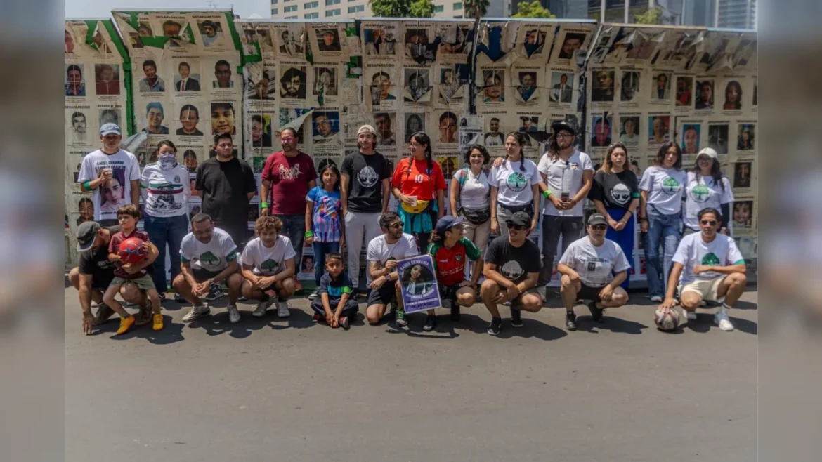 Colectivos de desaparecidos realizan ‘Cascarita contra el Olvido’ en Reforma ante el Mundial 2026