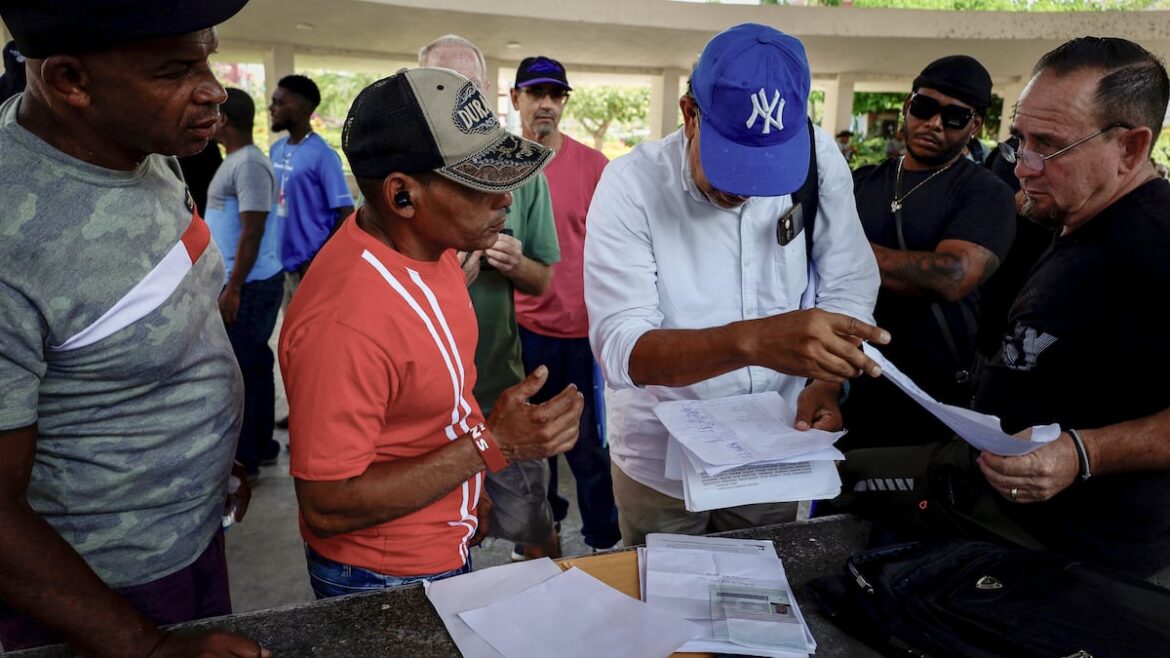 Trump enfrenta críticas por deportaciones masivas y daños a sitio sagrado; refuerza seguridad tras tiroteo cerca de Casa Blanca