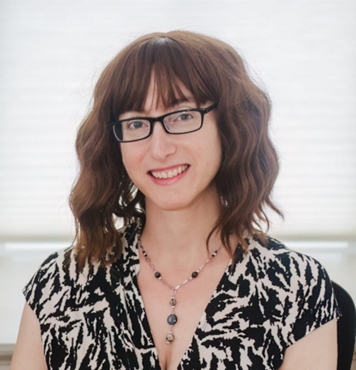 Embarazo de Aubrey Plaza y revelación de Freida McFadden encabezan noticias de espectáculos