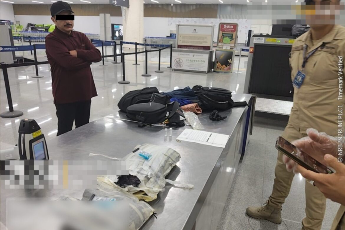 Asegura Semar casi 3.3 kg de cocaína en maleta con doble fondo en el AICM