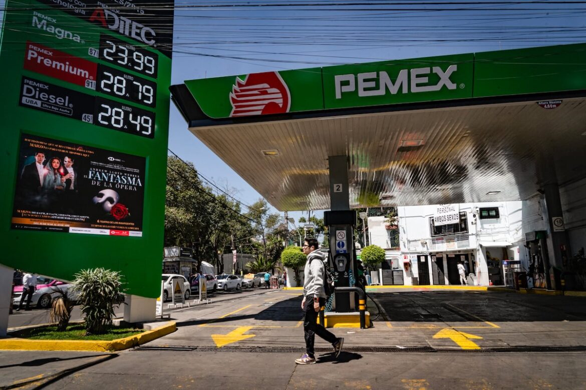 Gobierno y gasolineros acuerdan mantener tope a gasolina y reducir precio del diésel