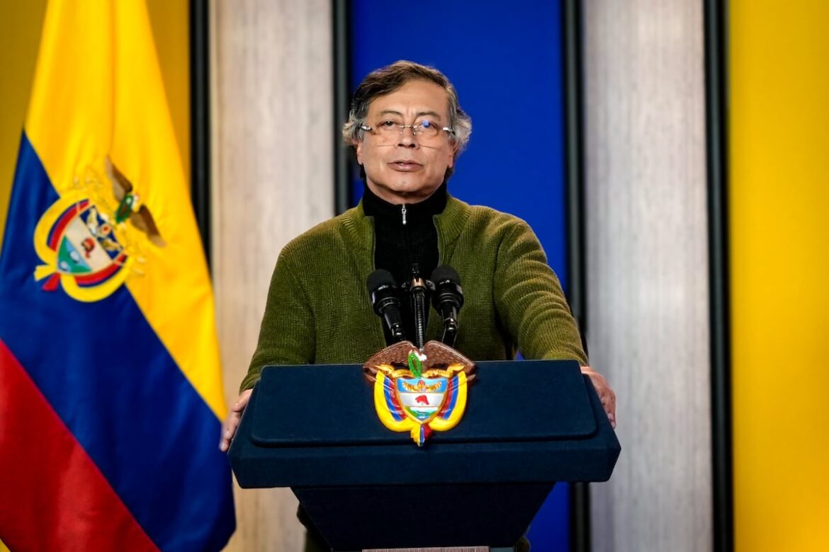 Petro confronta a instituciones económicas y suspende mesa de paz tras fiesta en cárcel