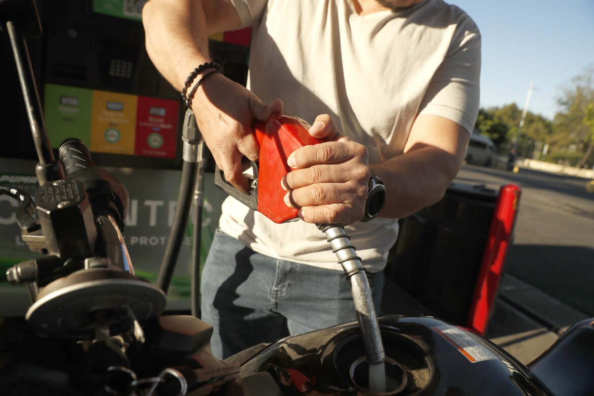 Sheinbaum anuncia recortes de gasto para mantener subsidio a gasolinas y medidas contra inflación