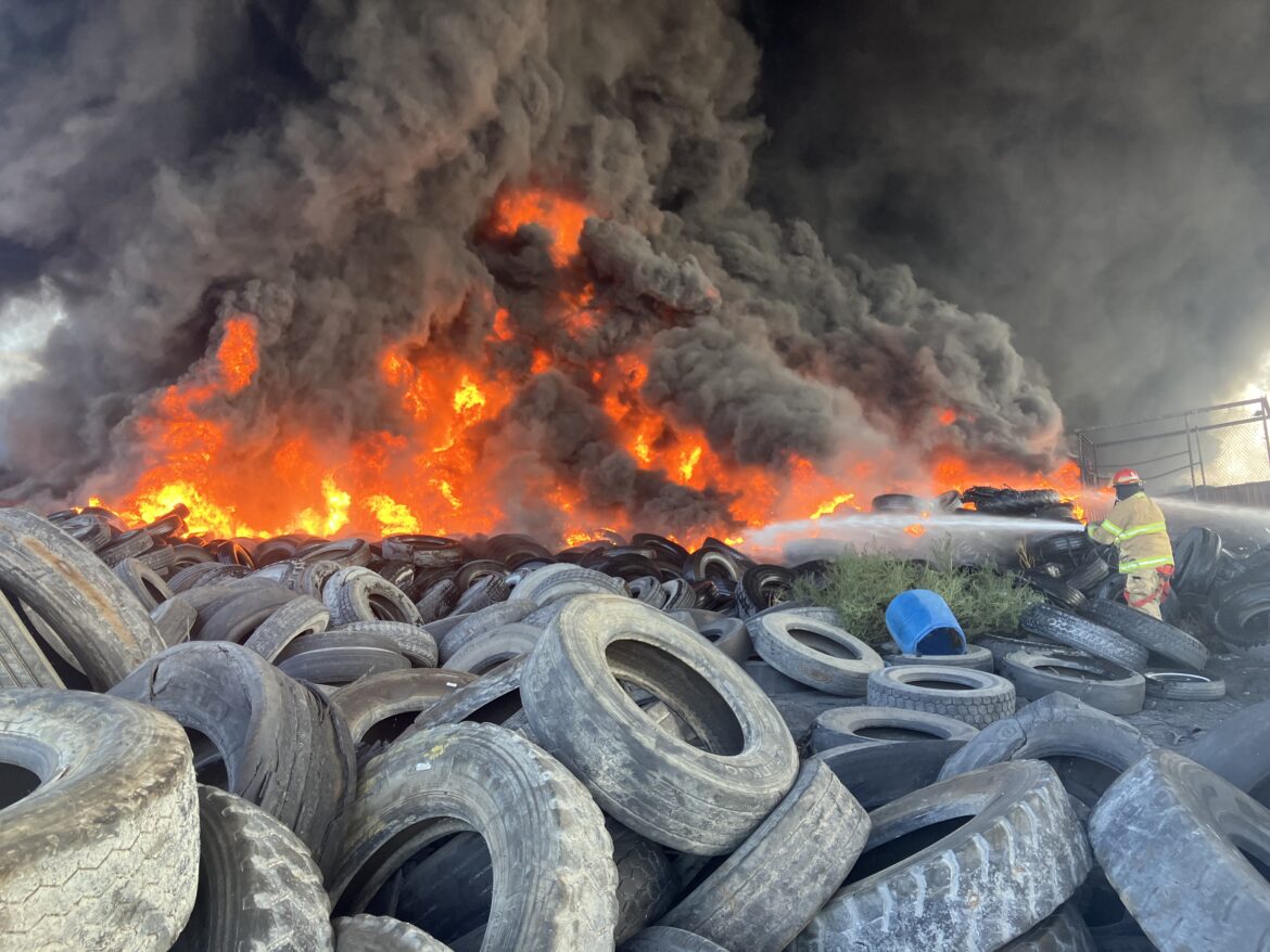 Incendio de llantas se registra en empresa VAPA cerca del 72 Batallón en Gómez Palacio