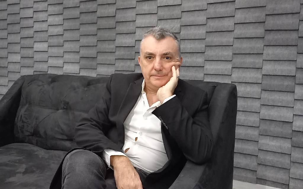 Juan Villoro y Raúl Orvañanos presentan libros sobre fútbol; fallece el escritor Rael Salvador