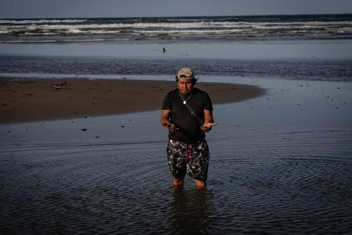 Protestan por derrame de hidrocarburos en costas del Golfo; Pemex atribuye contaminación a emanaciones naturales