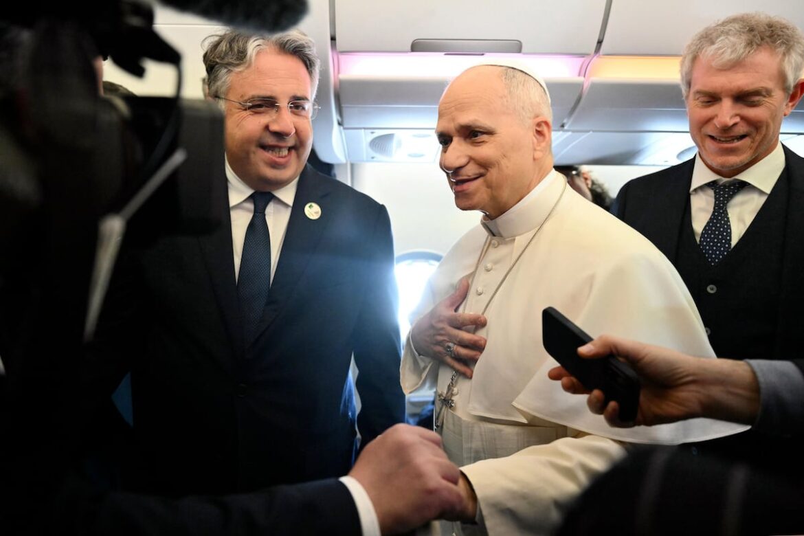 Trump critica a León XIV por su postura sobre Irán y Venezuela; el Papa responde que no teme a su administración