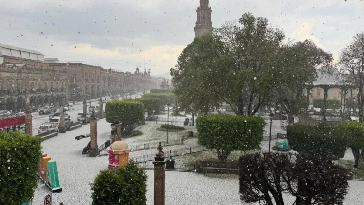 Nieve cubre volcanes del centro y granizadas simultáneas golpean tres estados