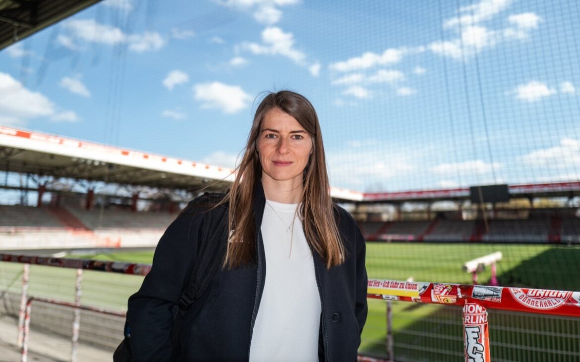 Marie-Louise Eta es la primera mujer entrenadora de un equipo masculino en la Bundesliga