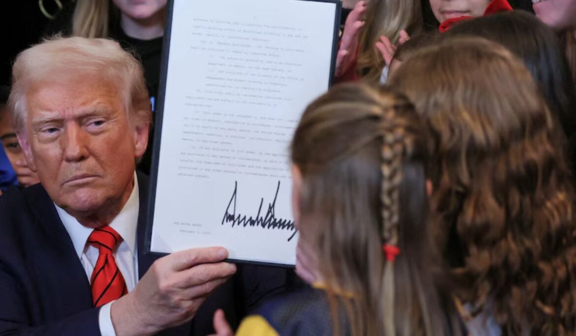 Administración de Trump investiga a estados por políticas trans y Supremo falla sobre terapias de conversión