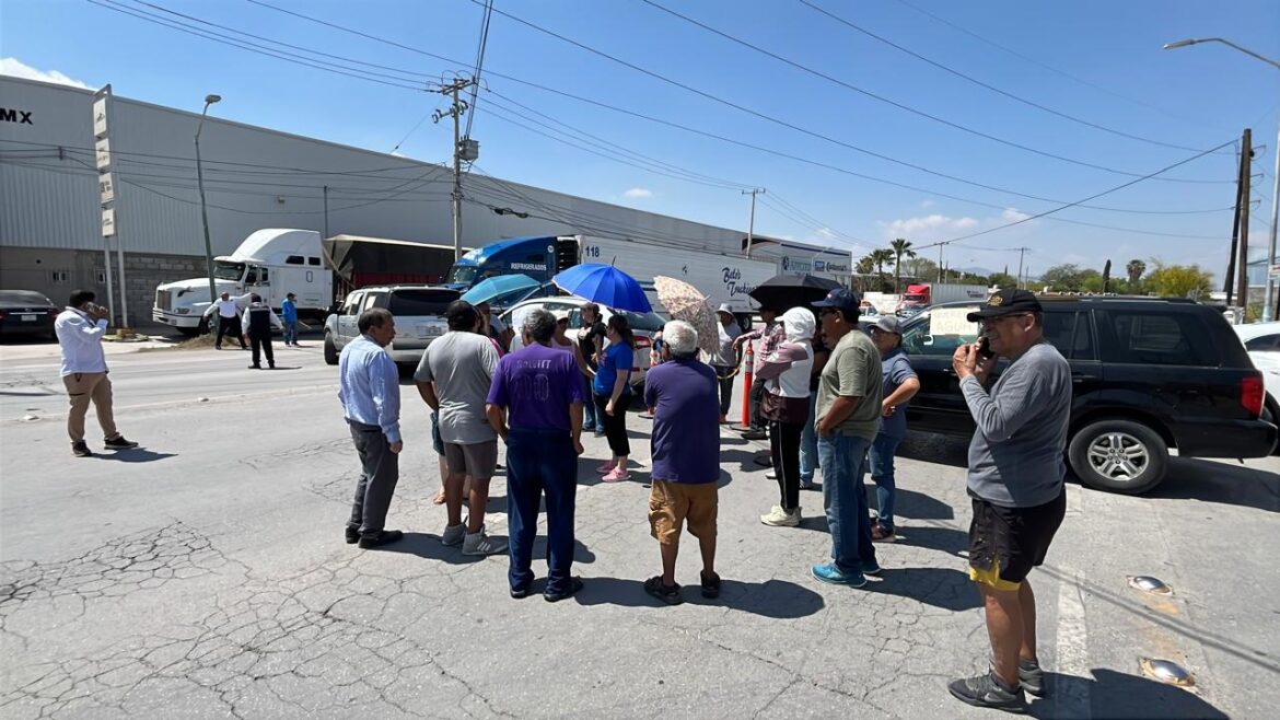 Vecinos de Lomas del Pedregal bloquean avenida Bravo por falta de agua
