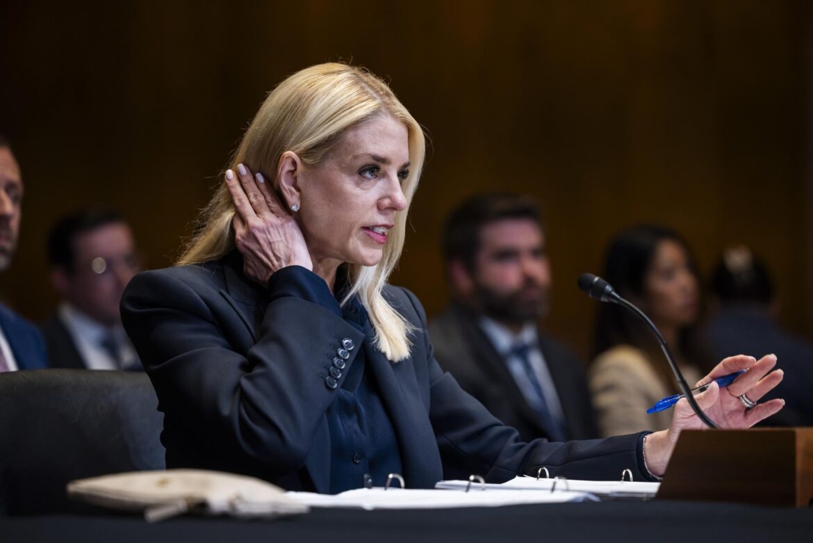 Trump destituye a Pam Bondi como Fiscal General y nombra a Todd Blanche como interino
