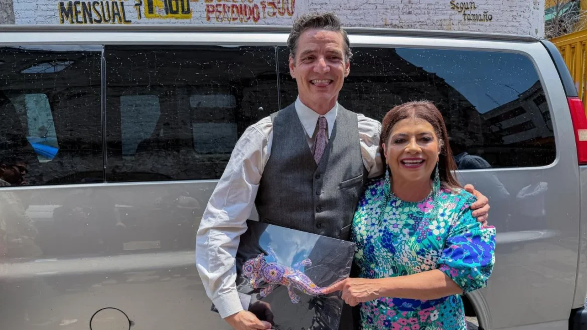 Clara Brugada visita a Pedro Pascal en set de filmación en México para celebrar su cumpleaños