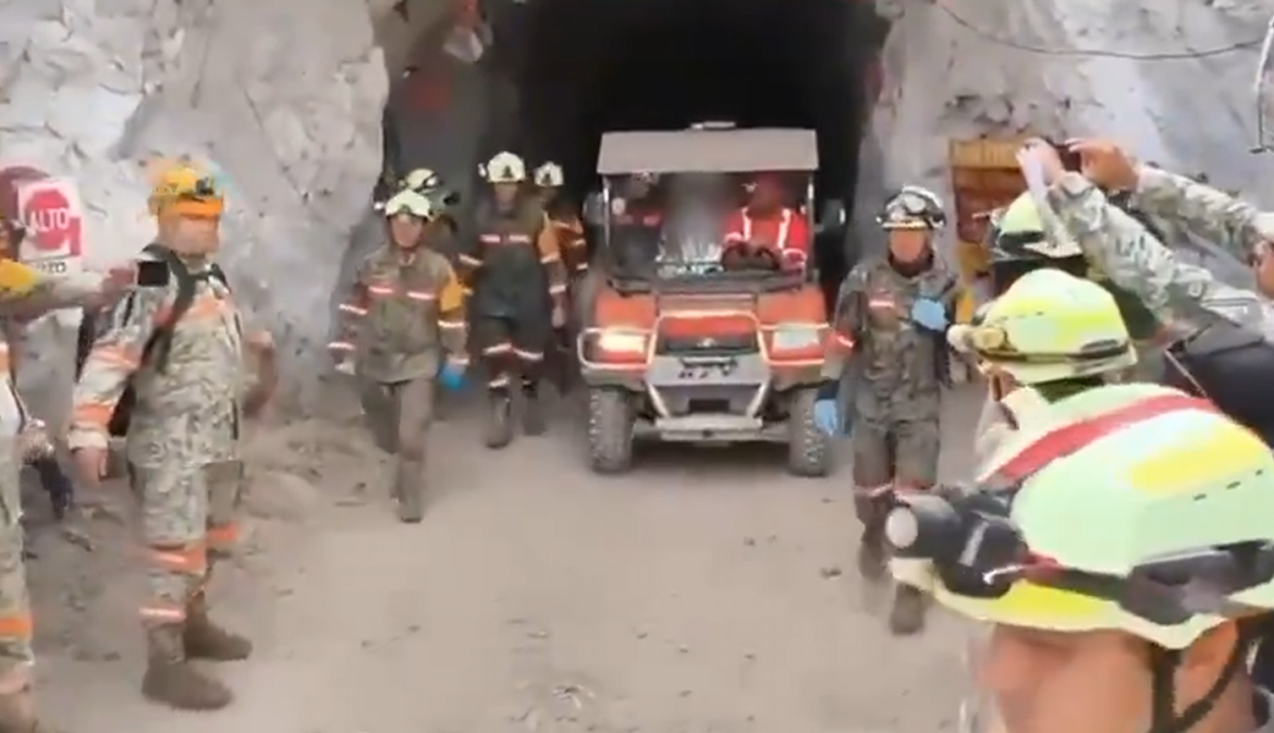 Rescatan con vida a minero tras 13 días atrapado en mina Santa Fe de Sinaloa