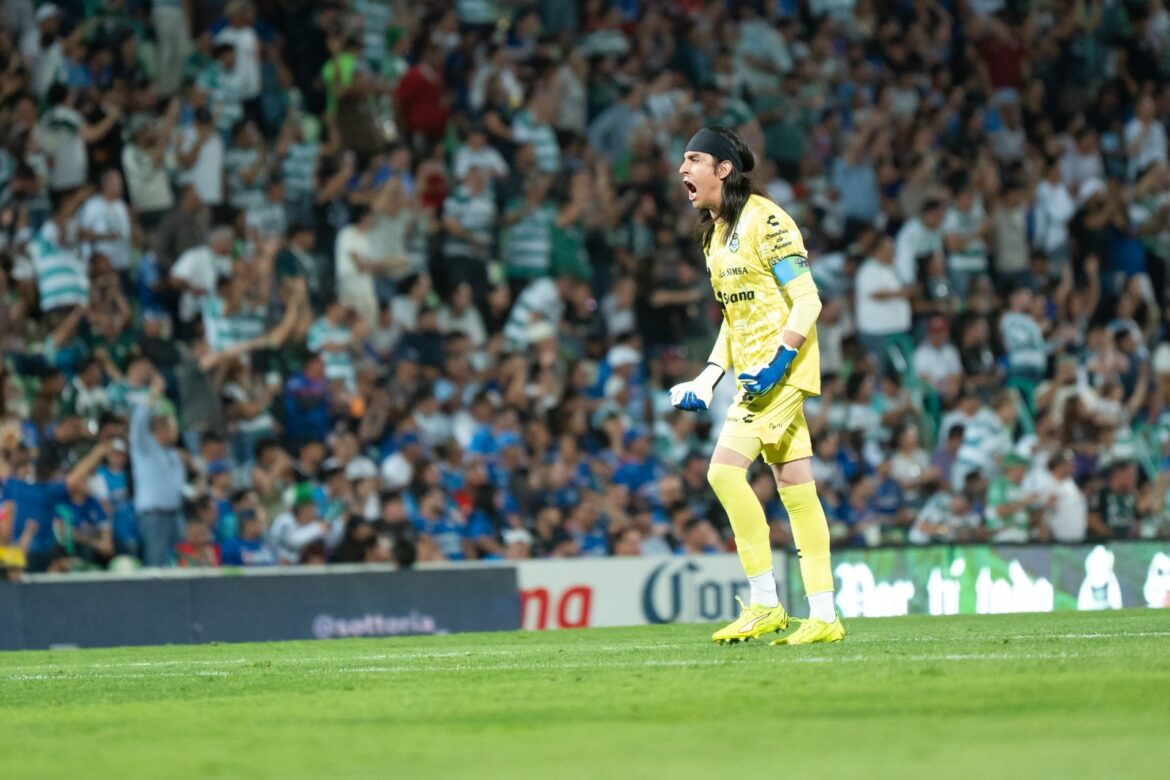 Santos Laguna empata 1-1 con América en partido con lluvia y un hombre menos