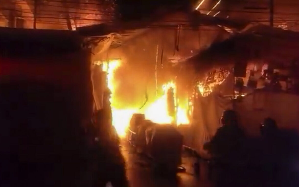 Incendio nocturno afecta puestos semifijos e inmuebles cerca del Mercado Sonora