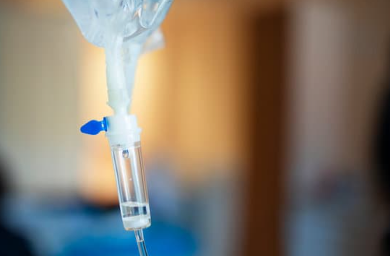 Seis muertos y un herido grave por sueros vitaminados en clínica de Hermosillo; médico prófugo