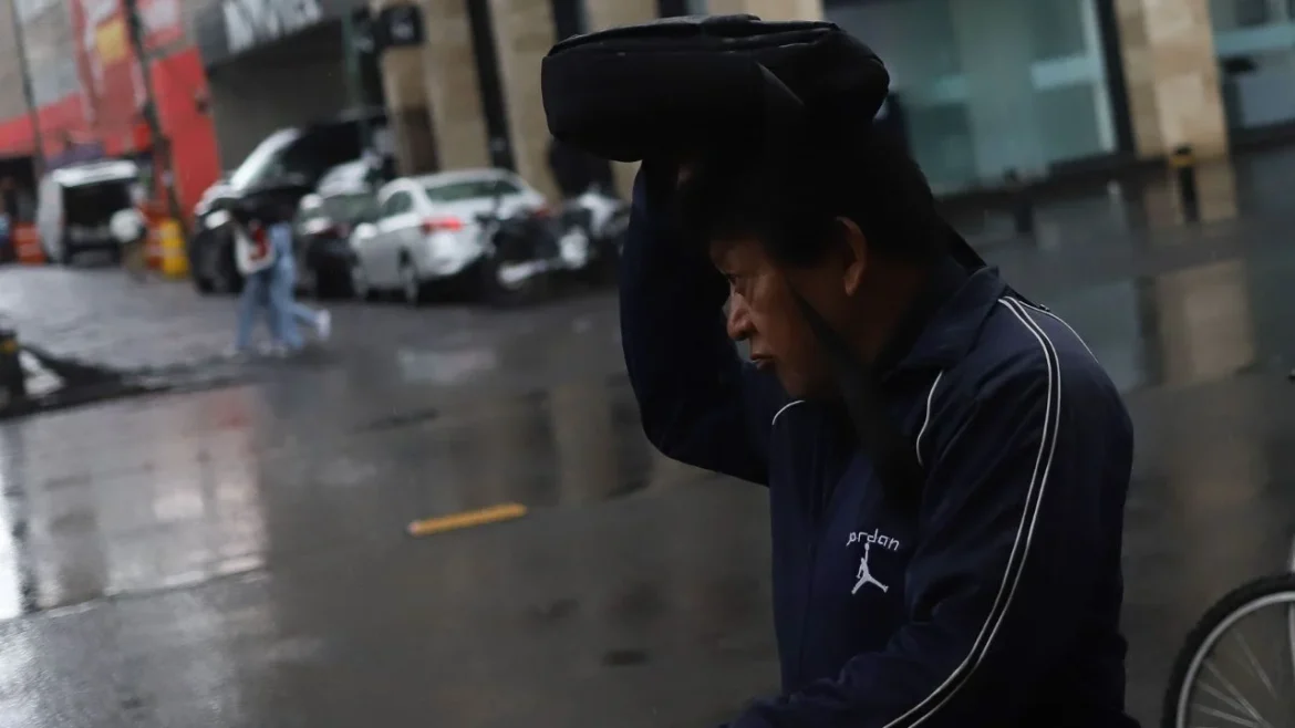 Frente frío 43 ingresa al país con viento y lluvia; persiste onda de calor