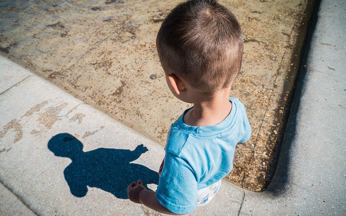 Hallan en Francia a niño de nueve años encerrado en una furgoneta por más de un año