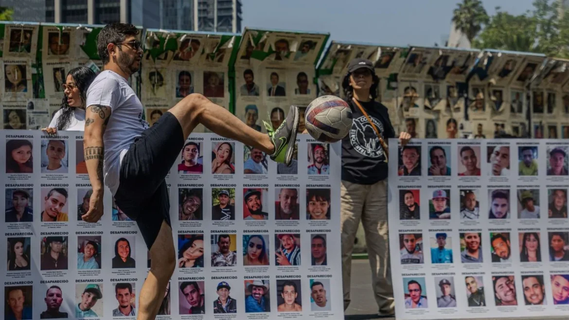 Colectivos de desaparecidos protestan con ‘Cascarita por la Memoria’ contra la euforia mundialista